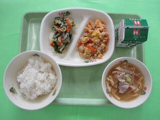 肉たまごそぼろご飯（ご飯・肉たまごそぼろ）・牛乳・小松菜のおひたし・キャベツのみそ汁