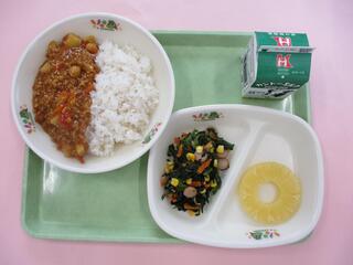 キーマカレーライス（麦ご飯）・牛乳・ほうれん草とコーンのソテー・パインアップル