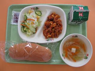 コッペパン・いちごジャム・ 牛乳・ ポークビーンズ・ コールスローサラダ ・野菜スープ