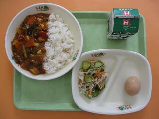 小松菜豆カレーライス(麦ご飯)・ 牛乳・ しょうゆたまご・ 切干大根サラダ
