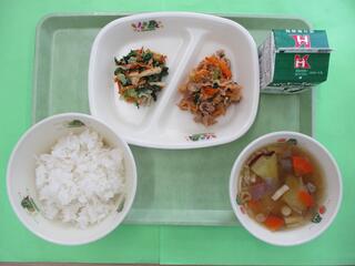 麦ご飯・ 牛乳・ 豚キムチ炒め・ ほうれん草のごま和え・ さつまいものみそ汁