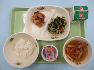 ご飯・納豆・ 牛乳・ 鶏肉のしょうゆ麹焼き・ 小松菜のおひたし・ けんちん汁
