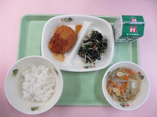 ソースカツ丼 （ご飯・ソースカツ）・ 牛乳・ のり酢和え・ 打ち豆汁