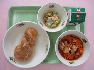 きなこ揚げパン・ 牛乳・ チキンのトマト煮・ ツナサラダ