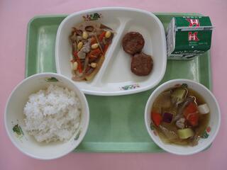 ご飯・牛乳・ 野菜入りつくね・ 五目きんぴら・ さつま汁