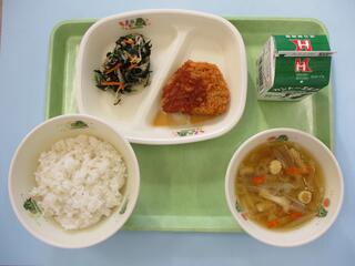 ソースカツ丼 （ご飯・ソースカツ）・ 牛乳・ のり酢和え・ 打ち豆汁