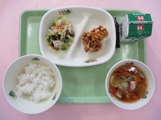 ご飯・ 牛乳・ミルメーク（コーヒー）・ 鶏肉のから揚げ・ しゃぶしゃぶサラダ ・すいとん汁