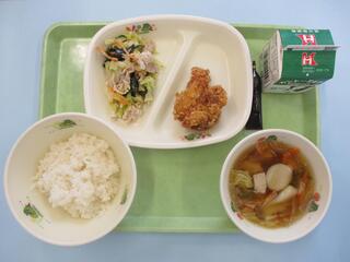 ご飯・ 牛乳・ミルメーク（コーヒー）・ 鶏肉のから揚げ・ しゃぶしゃぶサラダ ・すいとん汁
