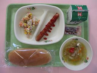 コッペパン・メープルジャム・ 牛乳・ フランクフルト ・スイートポテトサラダ・ 野菜スープ