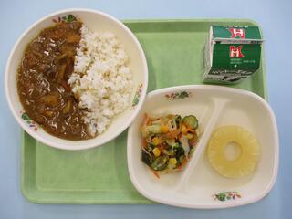 さつまいもカレーライス （麦ご飯）・ 牛乳・ オーシャンサラダ・ パインアップル