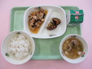 麦ご飯・ 牛乳・ 鶏キムチ ・白菜の中華スープ・ 大学いも