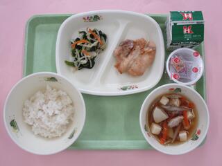 ご飯・納豆 ・牛乳・ 鶏肉のしょうゆ麹焼き・ 小松菜のおひたし・ けんちん汁