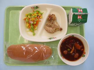 コッペパン・ 牛乳・ 鶏肉のハニーマスタード焼き・ コーンと枝豆のサラダ ・米粉ミートボールシチュー