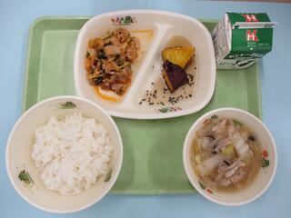 ご飯 ・牛乳・ 鶏キムチ・ 白菜の中華スープ・ 大学いも