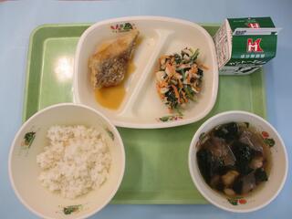 麦ご飯・ 牛乳・ たらのゆず風味・ ごま香るちくわサラダ・ 七運汁