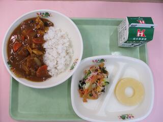 さつまいもカレーライス （麦ご飯）・ 牛乳・ オーシャンサラダ・ パインアップル