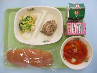 パインパン・牛乳・ 鶏肉のバジル焼き・ 花野菜サラダ・ ミネストローネ ・米粉ケーキ（いちご）