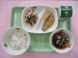 ご飯・ 牛乳・ たらのゆず風味・ ごま香るちくわサラダ・ 七運汁
