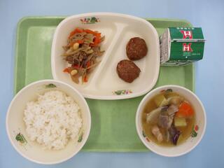 ご飯・ 牛乳・ 野菜入りつくね・ 五目きんぴら・ さつま汁