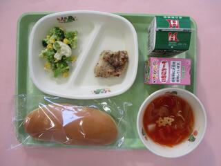 パインパン・牛乳・ 鶏肉のバジル焼き・ 花野菜サラダ・ ミネストローネ ・米粉ケーキ（いちご）
