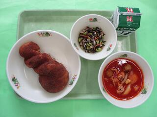 ココア揚げパン・牛乳・ チキンサラダ・ ミートボールのトマト煮