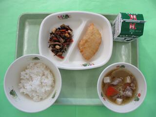 ご飯・ 牛乳・ 白身魚の天ぷら・ ひじきの炒り煮・ 豚汁