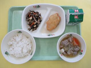 ご飯・ 牛乳・ 白身魚の天ぷら・ ひじきの炒り煮 ・豚汁