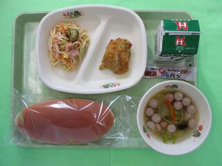 コッペパン・キャラメルクリーム・ 牛乳・ 鶏肉の塩こうじカレー焼き・ パスタサラダ ・野菜と豆のスープ
