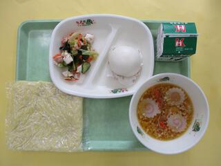 みそラーメン （ソフト中華めん・スープ）・ 牛乳・ 肉まん・ 豆腐サラダ
