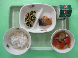 ご飯・牛乳・ さばのみそ煮・ ごま和え・ すいとん汁