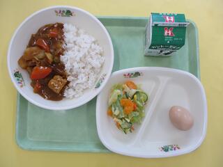 ポークカレーライス （ポークカレー・麦ご飯）・ 牛乳・ しょうゆたまご・ フレンチサラダ