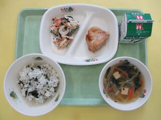 わかめご飯・ 牛乳・ 鶏肉のオイスターソース焼き・ ごま香るちくわサラダ・ 大根のみそ汁