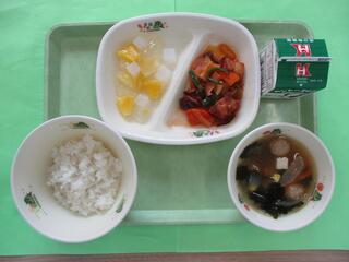 ご飯・ 牛乳・ 酢豚・ わかめスープ・ パインアップルゼリー
