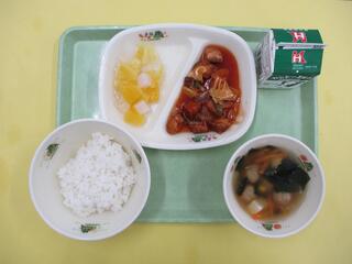 ご飯・ 牛乳・ 酢豚・ わかめスープ・ パインアップルゼリー