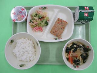 ご飯・牛乳・ 松風焼き・ かにかまサラダ・ かき玉汁・ 納豆