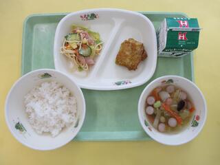 ご飯・ 牛乳・ 鶏肉の塩こうじカレー焼き・ パスタサラダ・ 野菜と豆のスープ