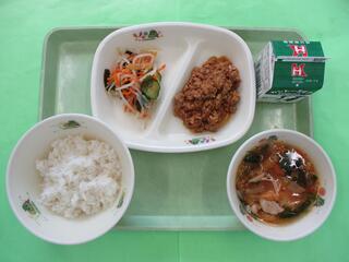 肉みそそぼろ丼(ご飯・肉みそそぼろ)・ 牛乳・ くらげサラダ・ カムジャタン風スープ