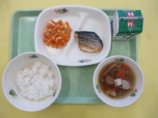 ご飯・ 牛乳・ さばの塩焼き・ にんじんしりしり・ けんちん汁