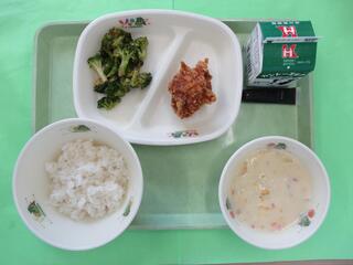 ご飯・ 牛乳・ミルメーク（コーヒー）・ 鶏肉のから揚げ・ ブロッコリーのおかか和え ・コーンスープ
