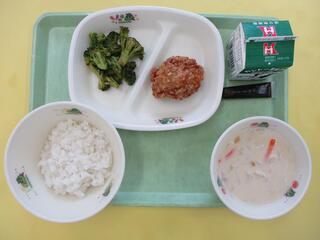 ご飯・ 牛乳・ミルメーク（コーヒー）・ 鶏肉のから揚げ・ ブロッコリーのおかか和え ・コーンスープ