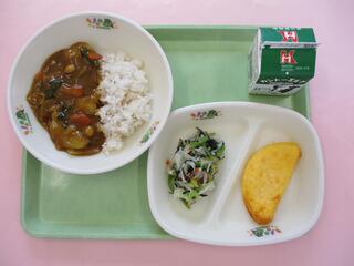チキンカレーライス （麦ご飯）・ 牛乳・ オムレツ・ 冬野菜の浅漬け