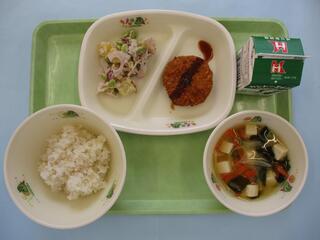 麦ご飯・ 牛乳・ たこメンチカツ・ さつまいもとれんこんの梅マヨサラダ・ わかめの味噌汁
