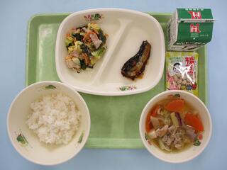 ご飯・ 牛乳・ いわしのしょうが煮・ しゃぶしゃぶサラダ・ さつま汁・　福豆