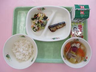 ご飯 ・牛乳 ・いわしのしょうが煮・ しゃぶしゃぶサラダ・ さつま汁・　福豆