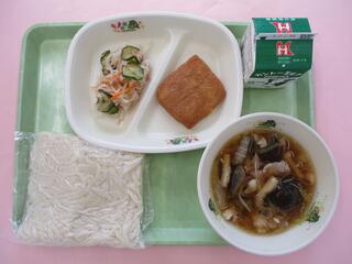 豚のこうどん（ソフト麺・汁）・ 牛乳・ きつねもち・ 切干大根とツナのサラダ