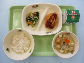 ご飯・ 牛乳・ 野菜コロッケ・ 小松菜のおひたし・ みそちゃんこ鍋