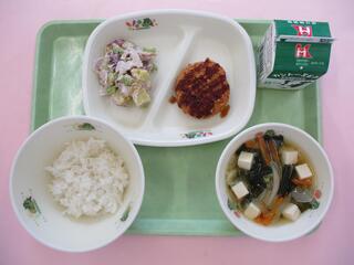 ご飯 ・牛乳・ たこメンチカツ・ さつまいもとれんこんの梅マヨサラダ・ わかめの味噌汁
