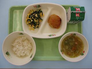 ご飯・ 牛乳・ 豆腐ハンバーグおろしソース・ しらすとほうれん草の卵とじ ・アオサの味噌汁