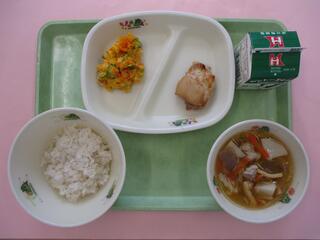麦ご飯・ 牛乳・ 鶏肉の七味焼き・ かぼちゃサラダ・ ぽかぽか味噌汁