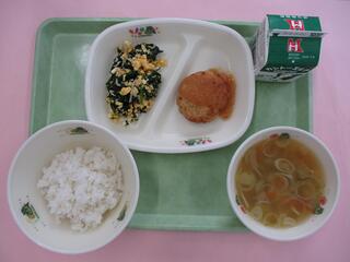 ご飯・ 牛乳・ 豆腐ハンバーグおろしソース・ しらすとほうれん草の卵とじ・ アオサの味噌汁